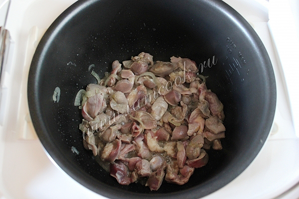 Добавляем куриные желудочки в мультиварку
