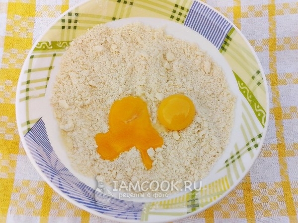 Добавить желтки