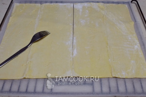 Положить тесто на противень