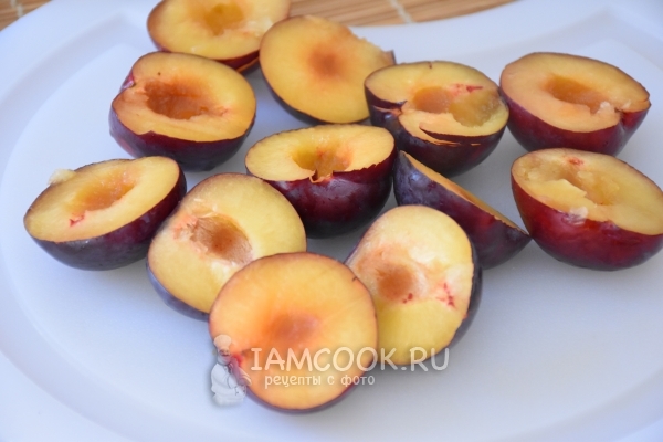 Разрезать сливы пополам