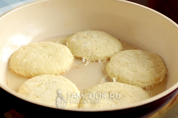 Жарим сырники из творога