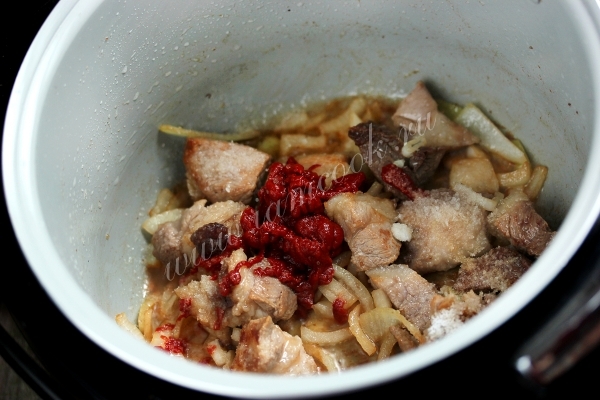 Добавить томатную пасту