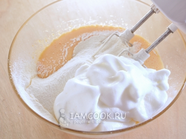Добавить к желткам муку и белки
