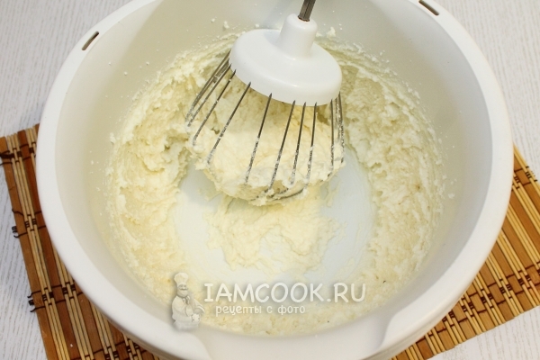 Смешать творог с сахаром