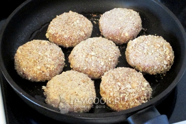 Пожарить котлеты