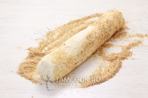 Обвалять творожный жгут в сухарях