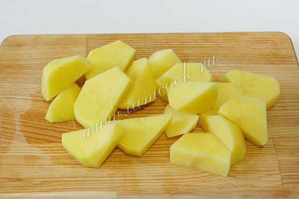 Картошку крупно порезать