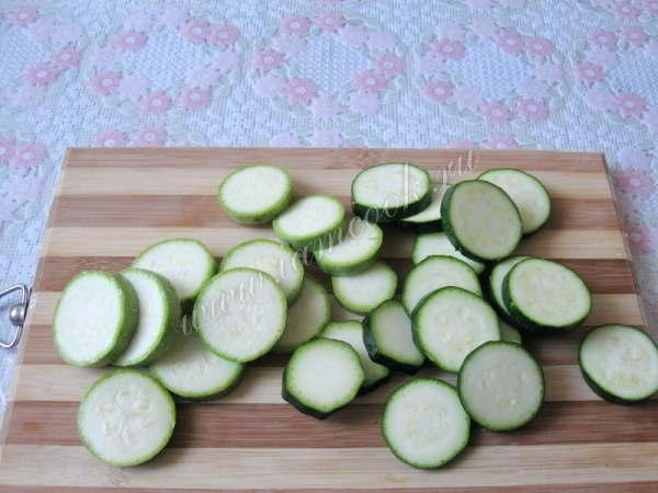 Кабачки режем