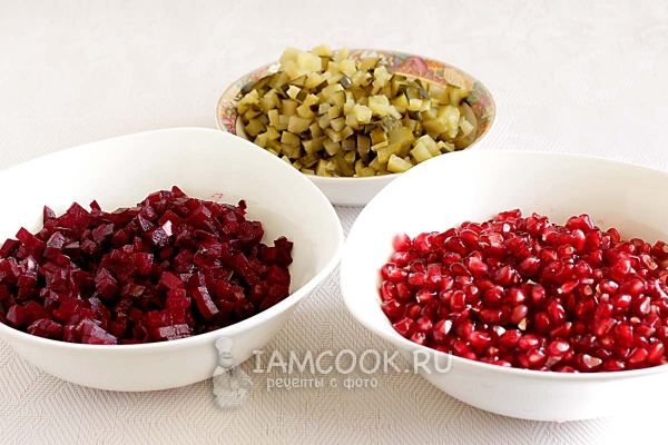 Порезать бурак, огурцы и почистить гранат