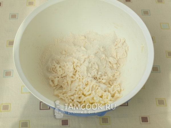 Смешать масло, муку и сахар