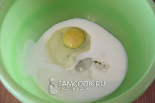 Смешать кефир, яйцо, масло, соль и сахар