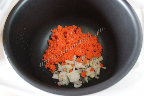 Обжарить лук с морковью в чаше мультиварки