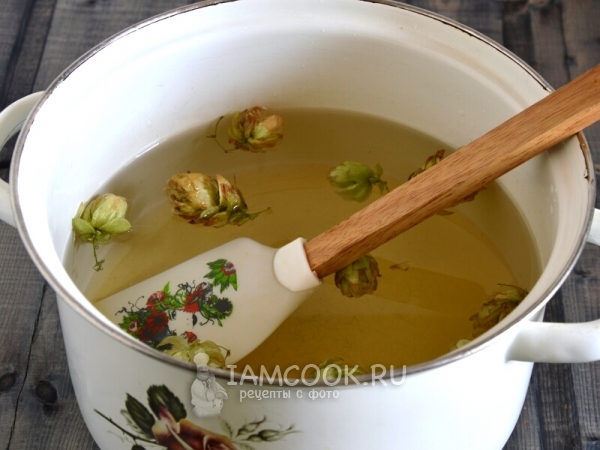 Смешать воду с медом и положить хмель