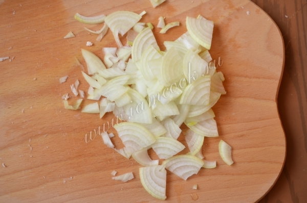 Лук нарезать четвертькольцами