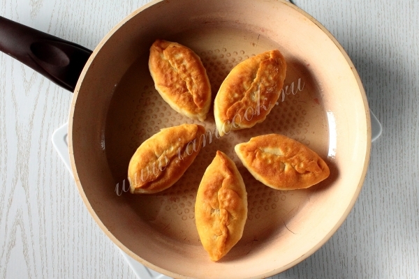 Жарим пирожки с клубникой на сковороде
