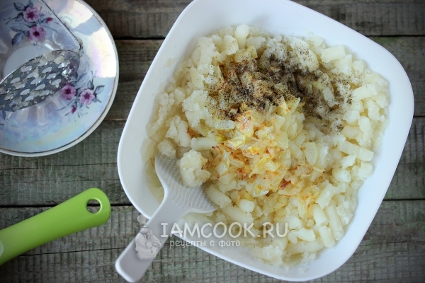 Смешать картофель, лук, и специи