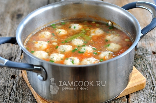 Положить в бульон фрикадельки и помидор