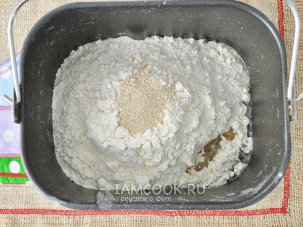 Сложить ингредиенты для теста в хлебопечку