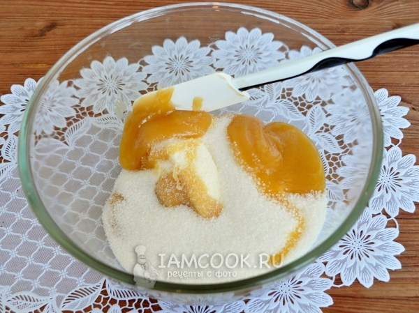 Соединить масло, сахар и мед