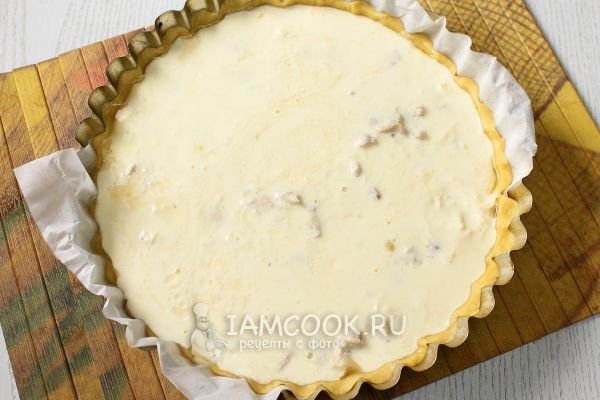 Полить пирог заливкой