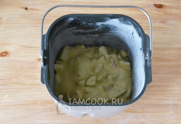 Переложить тесто в форму