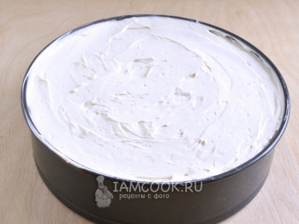 Смазать верх торта кремом