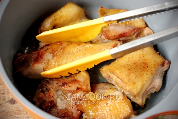 Обжарить кусочки курицы