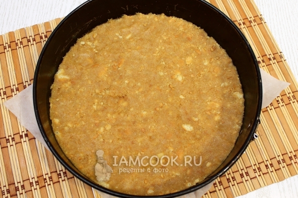 Переложить массу в форму