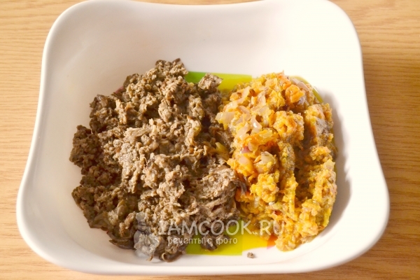 Соединить перекрученные на мясорубке грибы и овощи