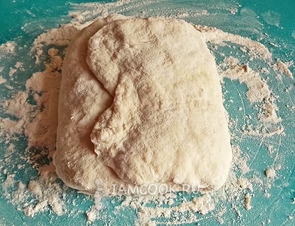 Сложить тесто пополам