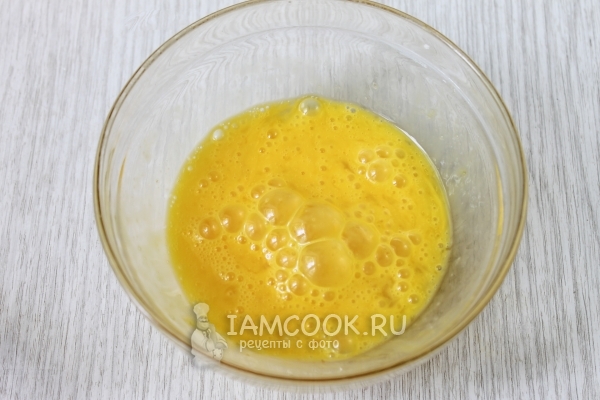 Взбить яйца с солью