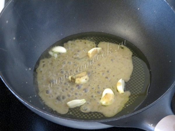 Карри с маслом в сковороде