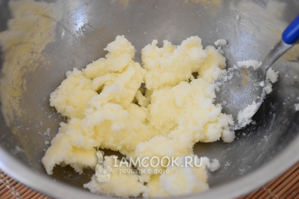 Растереть масло с сахаром