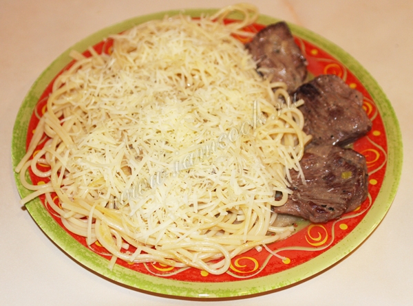 Макароны с тушеной говядиной