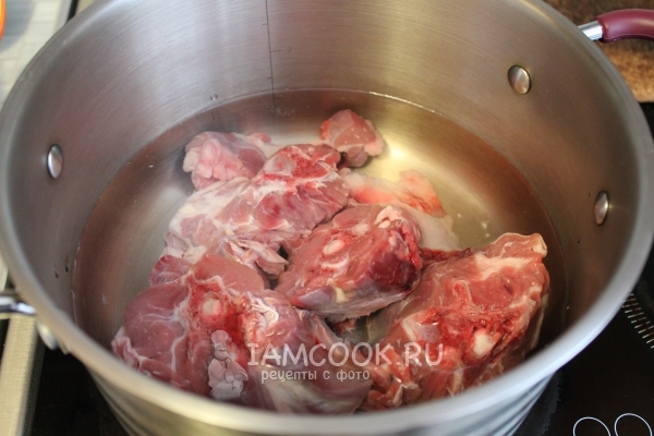 Положить мясо в воду
