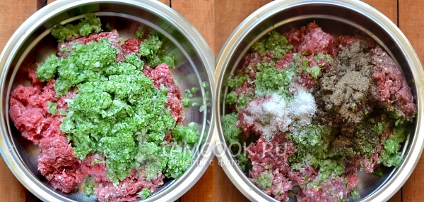 Смешать перекрученное мясо, зелень и специи