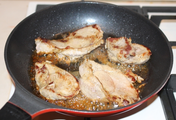 Жарим стейки из свинины на сковороде