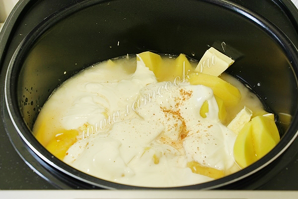 Залить картофель сметанной заправкой