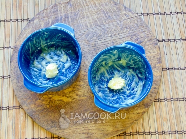 Смазать формочки маслом