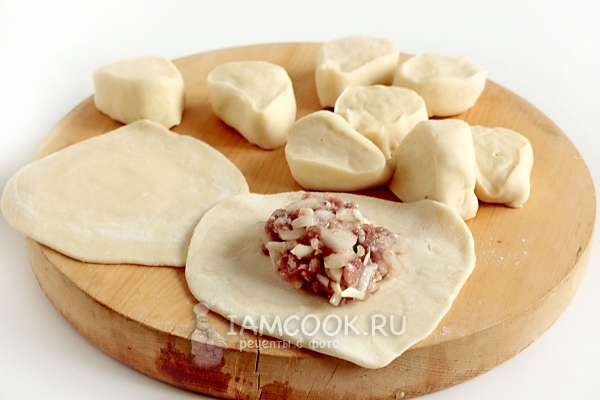 Положить на тесто начинку