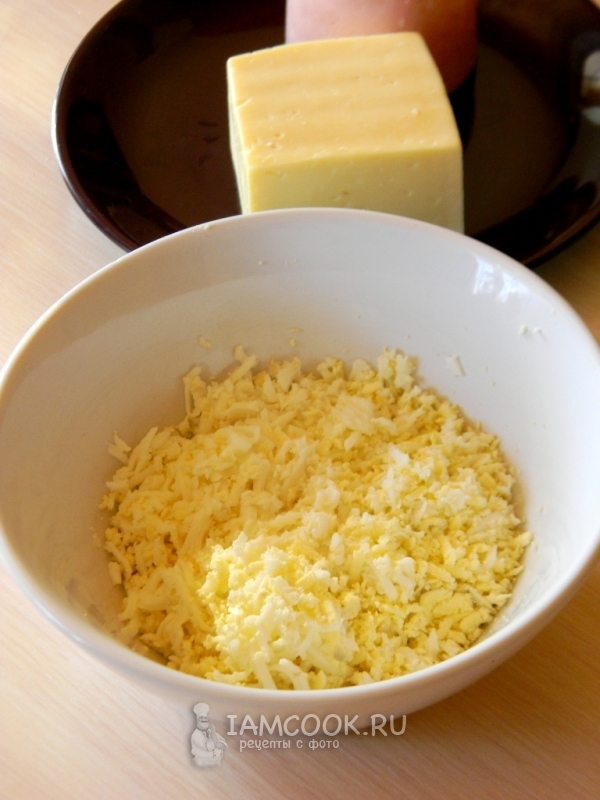 Натереть на терке яйца