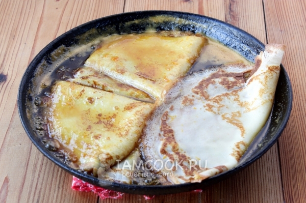 Положить блинчики в соус