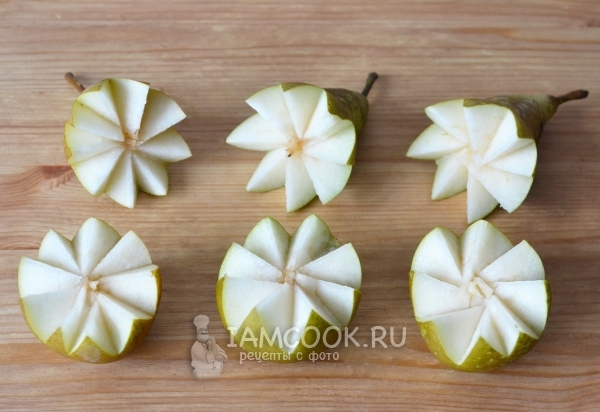 Разрезать фигурно груши пополам