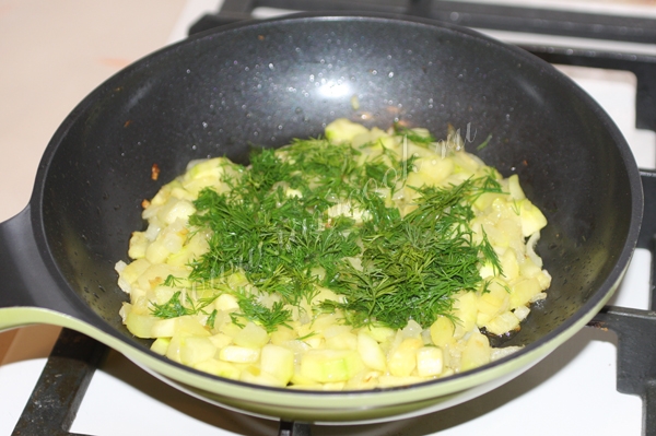 Кабачки цуккини, лук и зелень