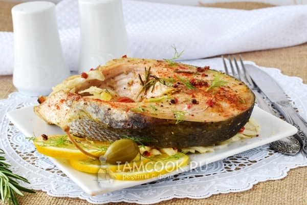 Фото стейка лосося, запеченного в фольге в духовке