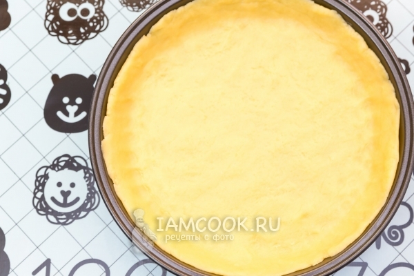 Уложить тесто в форму