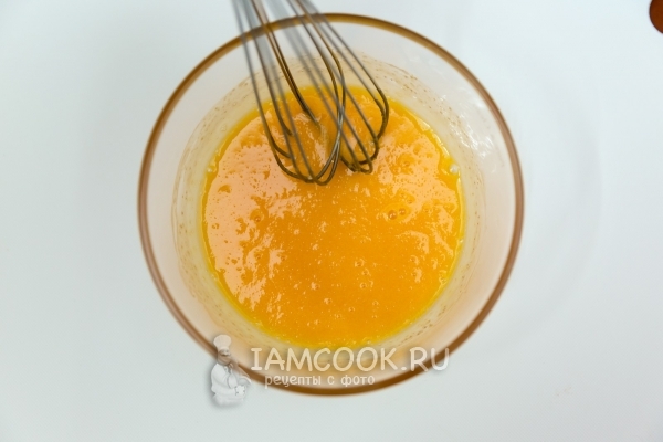 Взбить желтки с сахаром