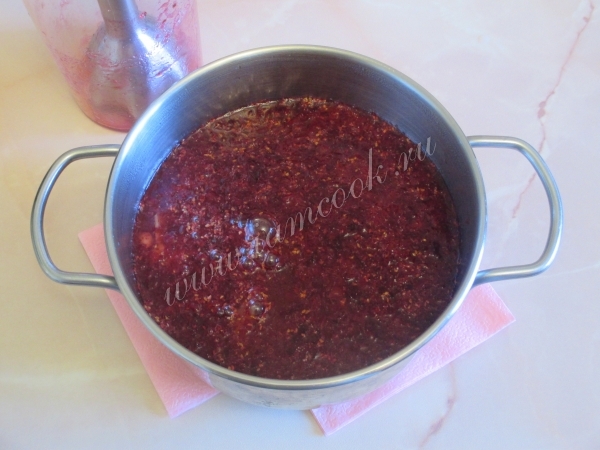 Довести клюкву до кипения