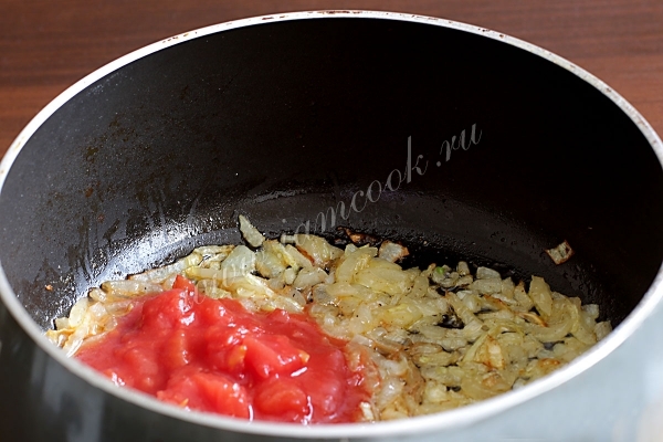 Добавить помидоры к луку