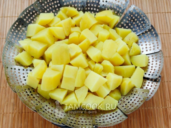 Слить с картофеля воду